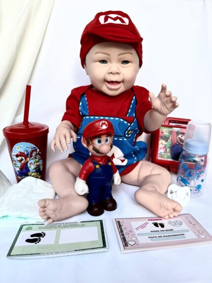 Kit Boneco Bebê Reborn Copo Mamadeira Bonequinho Mario RG Certidão de Nascimento Chupeta Roupinha e Boina Maleta bore